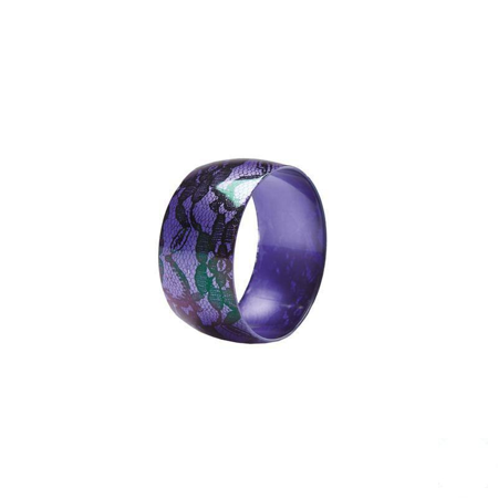 Bracelet violet avec motif en dentelle