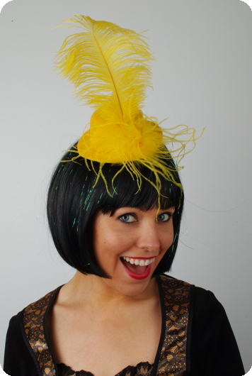 Chapeau avec plume jaune
