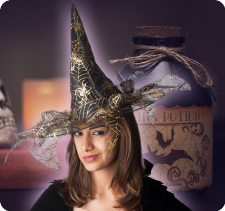 Chapeau de sorcière doré avec une toile d'araignée