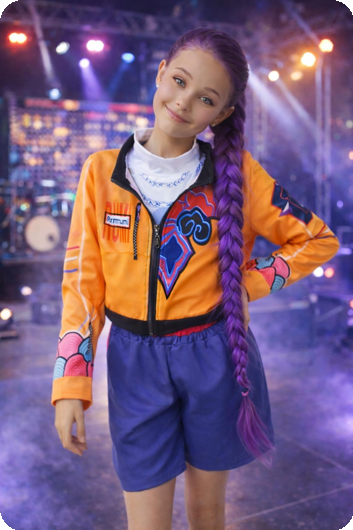 Costume de pop star avec une veste orange