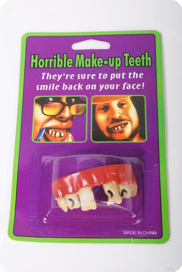 Faux dents avec un écart entre les dents de devant