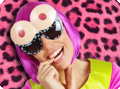 Lunettes noire savec seins
