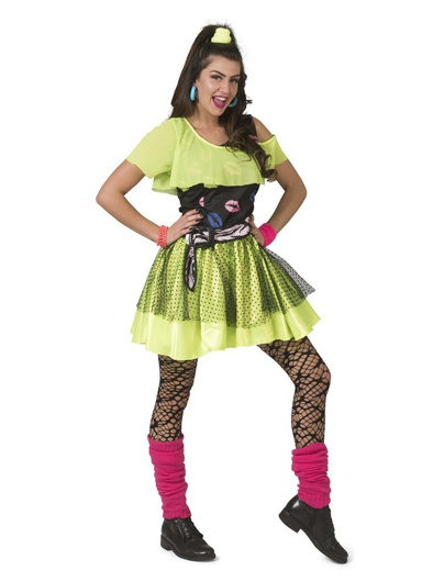 Tenue années 80 pour embrasser la fille