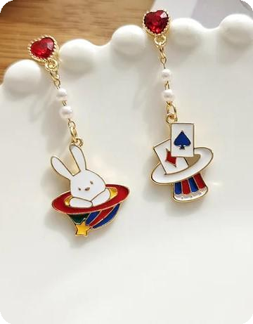 Wonderland oorringen White Rabbit & poker cards